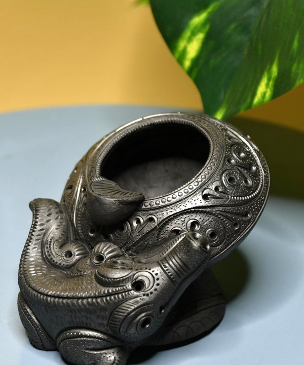 Captivating Black Terracotta Crocodile Ashtrey — image 4