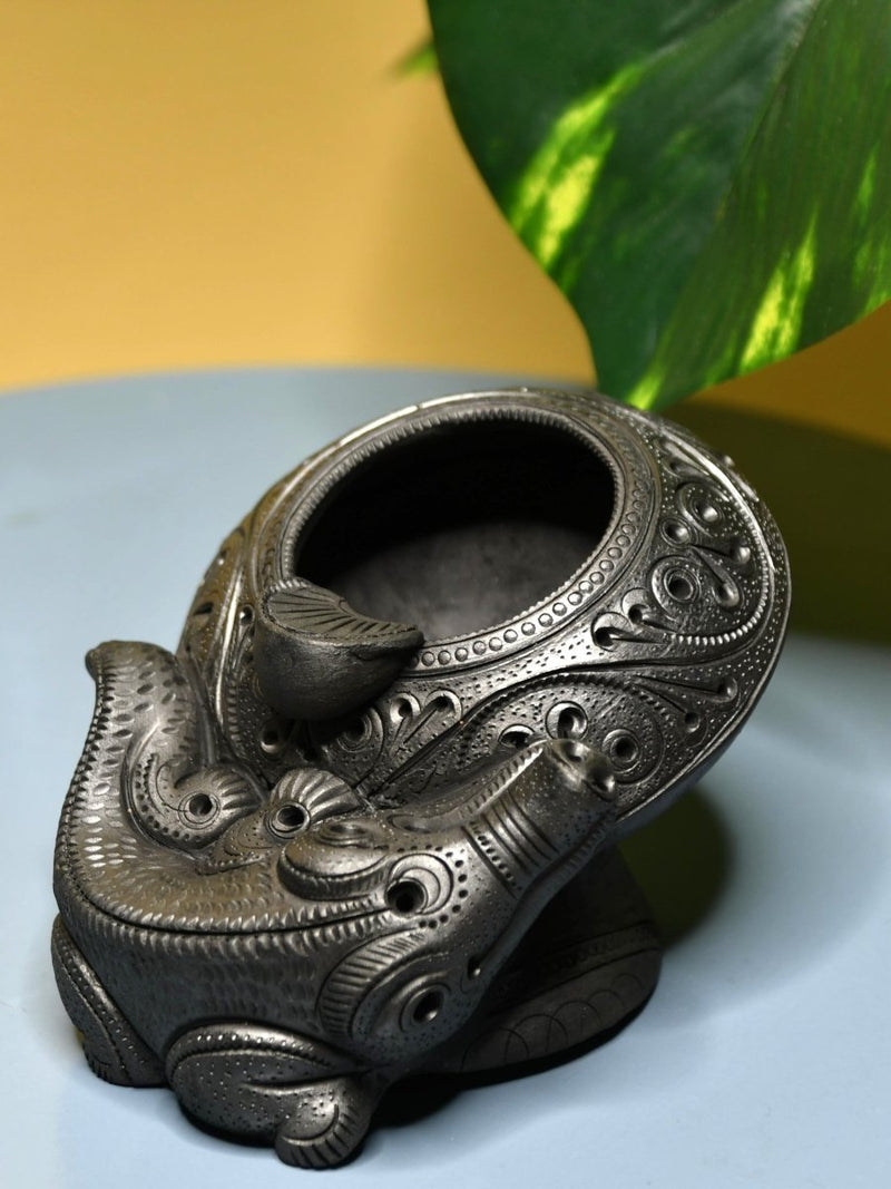 Captivating Black Terracotta Crocodile Ashtrey – view 4