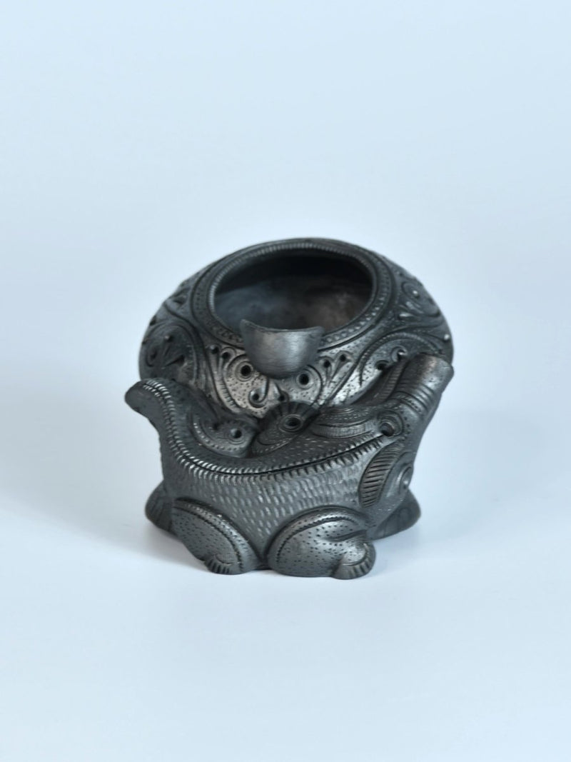 Captivating Black Terracotta Crocodile Ashtrey – view 5