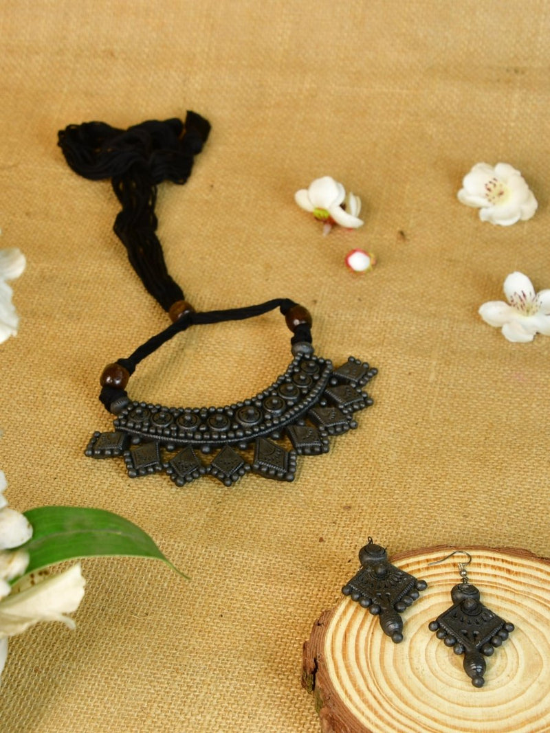 Sowpeace Handcrafted Terracotta Choker: Black with Kite Patterns – view 3